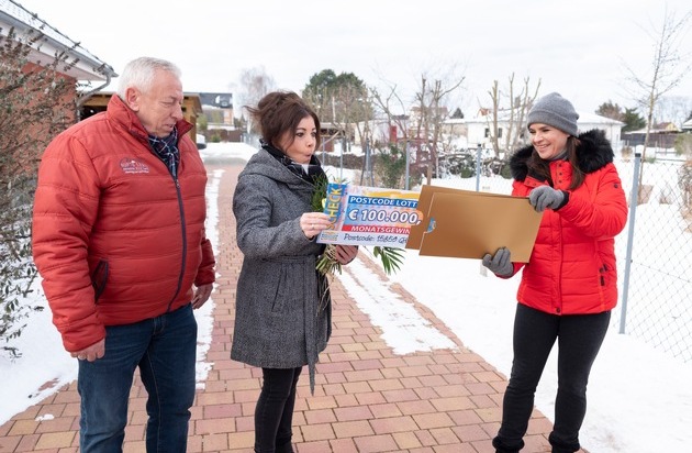 Deutsche Postcode Lotterie: Postcode-Glück in Storkow: Katarina Witt überrascht Lotterie-Gewinner mit 1,2 Millionen Euro