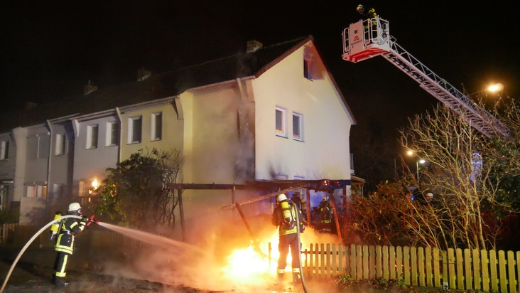 FW Celle: 13 Einsätze in den ersten Stunden des neuen Jahres / Carport und PKW brennen in Vollbrand - Feuer greift auf Gebäude über