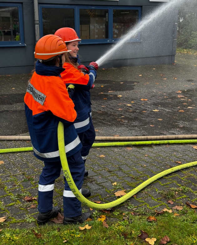 FW Wenden: Jahresabschlussübung der Jugendfeuerwehr der Gemeinde Wenden