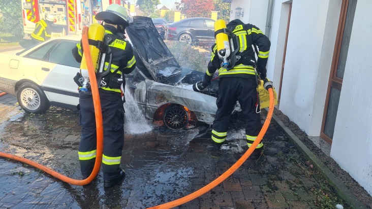 FW Hennef: B 3 - PKW Brand, Sirenenalarm, Feuerwehr verhindert Brandausbreitung auf Gebäude