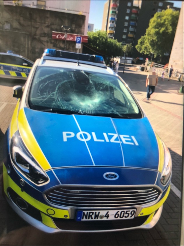 POL-ME: Randalierer beschädigte Streifenwagen - Festnahme und Einweisung - Monheim am Rhein - 2208106