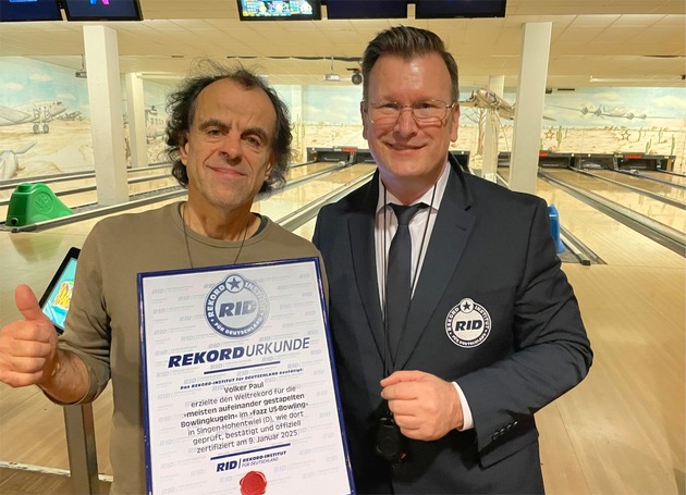 Ohne Klebstoff: 10 Bowlingkugeln aufeinandergetürmt – Künstler Volker Paul stellt Weltrekord im Bowlingkugel-Hochstapeln ein