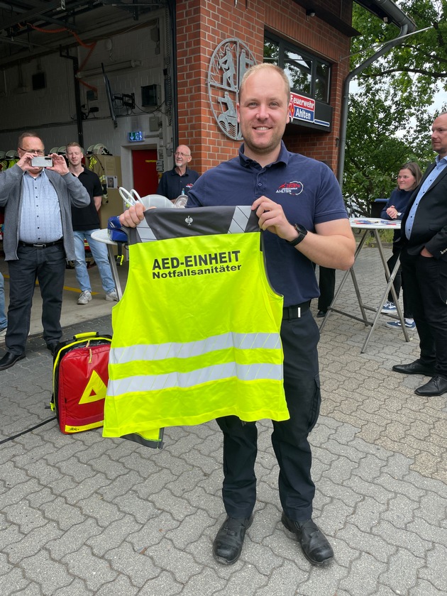 FW Lehrte: Neues AED-Gerät für die Freiwillige Feuerwehr Ahlten - die 2024 gegründete First Responder-Einheit hat sich bewährt