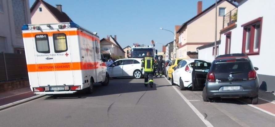 POL-PDNW: Hoher Sachschaden nach Verkehrsunfall - Fünf Autos beschädigt