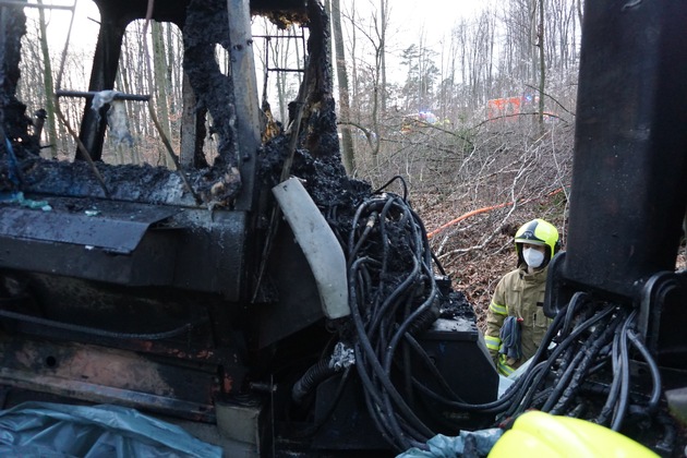 FW Ratingen: Bilder zur Pressemitteilung &quot;Forstbagger brennt im Wald&quot;