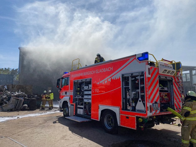 FW-GL: Feuer in einer Lagerhalle im Industriegebiet im Stadtteil Heidkamp von Bergisch Gladbach