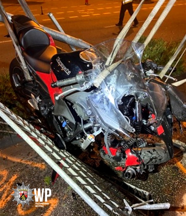 POL-PDKL: Motorradfahrer kracht gegen Ampelanlage