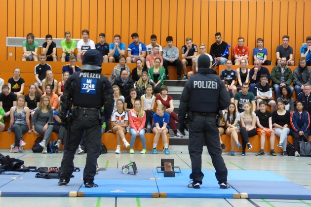 POL-HM: Nachwuchsmesse der Polizei in Hameln - positive Resonanz bei den jungen Teilnehmern