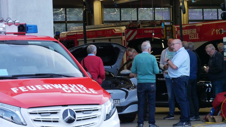 FW Celle: Altersabteilung der Feuerwehr Celle informiert sich über Einsätze mit E-Fahrzeugen!