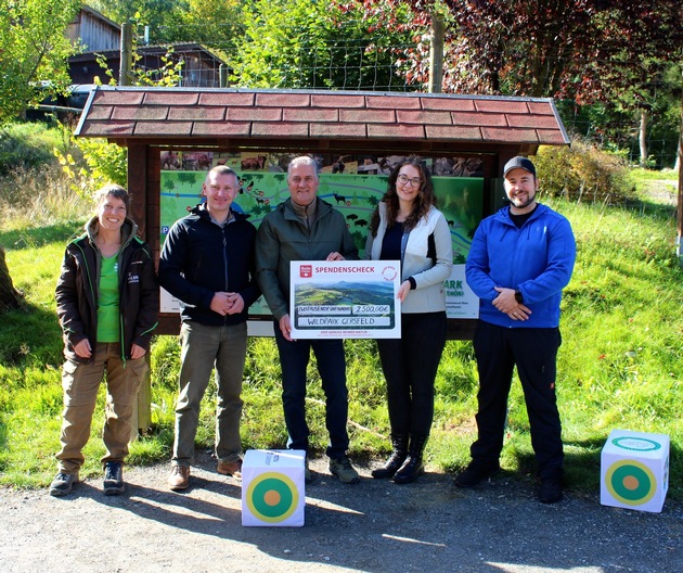 Presseinformation: RhönSprudel spendet 2.500 Euro an den Wildpark Gersfeld