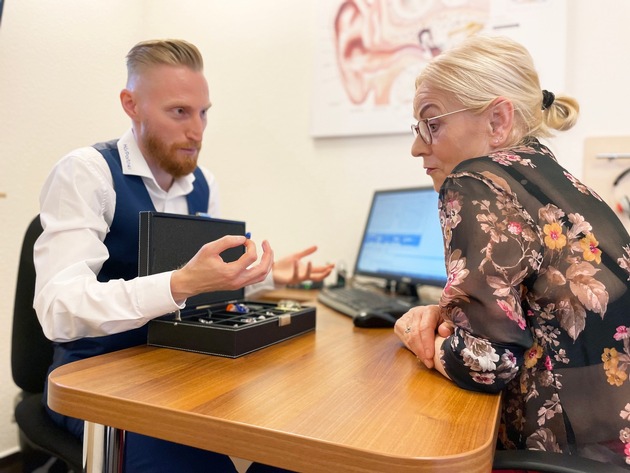 SZ Institut untersucht Preis-Leistungs-Verhältnis in der Hörakustik: Mit starker Leistung zum fairen Preis erreichen HörPartner Platz 1 im Branchen-Ranking