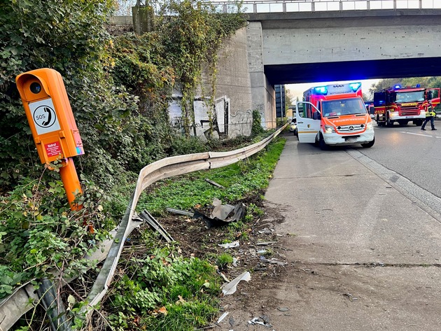 FW-GE: Schwerer Verkehrsunfall mit mehreren beteiligten Pkw und verletzten Personen auf der A52