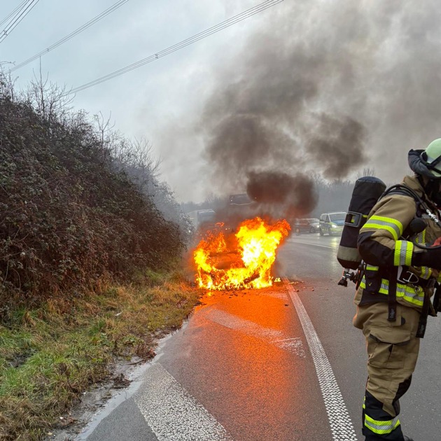 FW-NE: Fahrzeug ger&auml;t auf der A57/A46 in Brand | Keine Verletzten