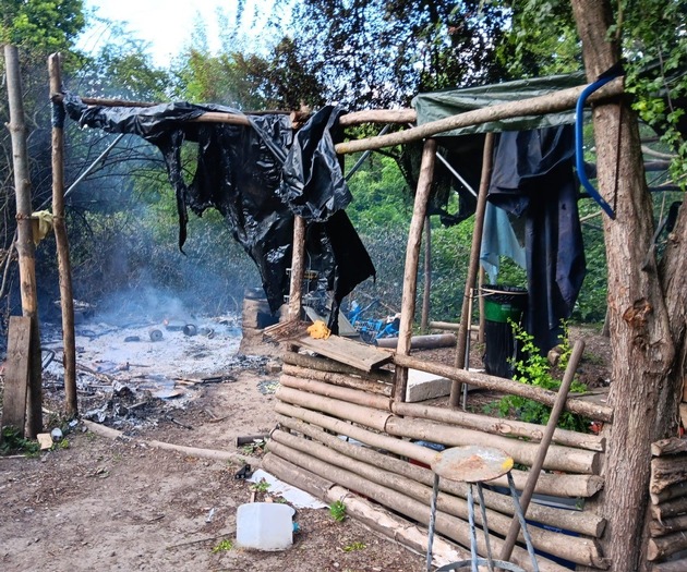 FW Düren: Illegales Lager in Flammen - Aufwendiger Feuerwehreinsatz im unwegsamen Gelände an der Rur