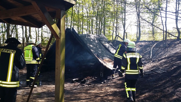 POL-STD: Grillhütten im Nottensdorfer Freizeitpark abgebrannt
