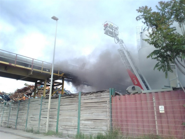 PP-ELT: Brand eines Förderbandes im Kaiserwörthhafen