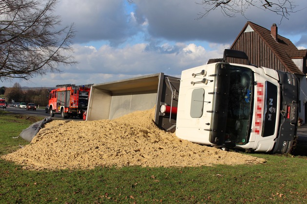 FW Menden: Verkehrsunfall: Umgekippter LKW mit Sandladung