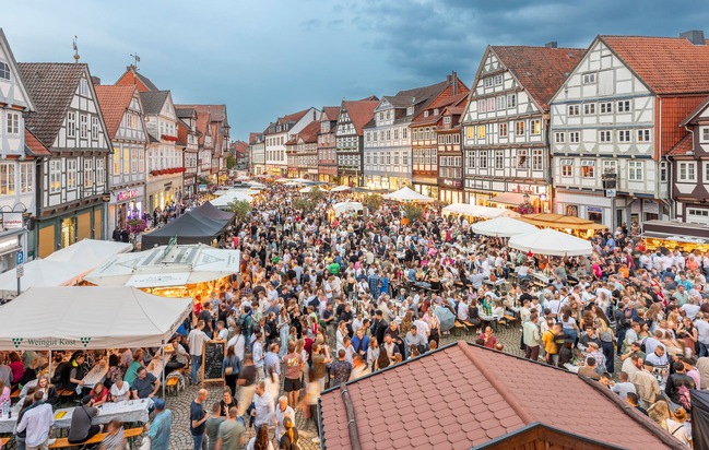 Ein königlicher Auftakt für den Weinmarkt 2025: Geburtstagsfeier für Caroline Mathilde begeistert kleine und große Gäste