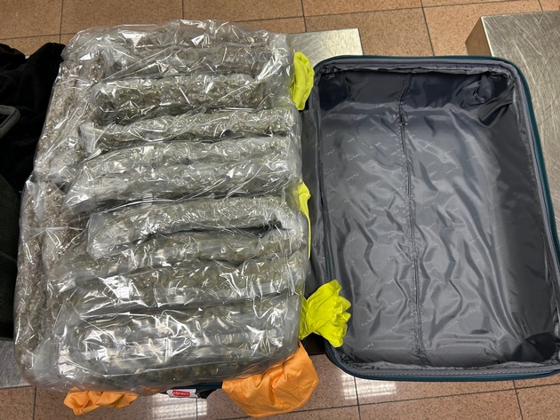 HZA-IZ: Drei Festnahmen nach versuchtem Marihuana-Schmuggel am Hamburger Flughafen / ZOLL verhindert Einfuhr von Marihuana in Rekordmenge