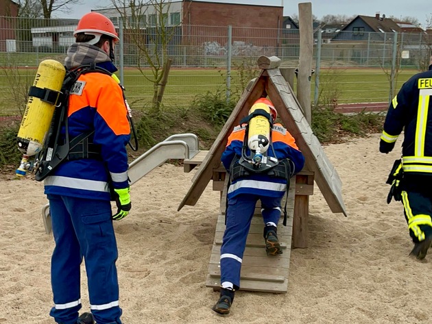 FW Hünxe: Jugendfeuerwehrleitung im Amt bestätigt - Jugendliche trainieren im Hindernisparcours