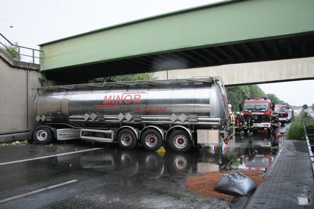 FW-E: Tankzug verunglückt, Fahrer und Beifahrer verletzt, maximal 1000 Liter Glykol und unbestimmte Menge Dieselkraftstoff ausgetreten