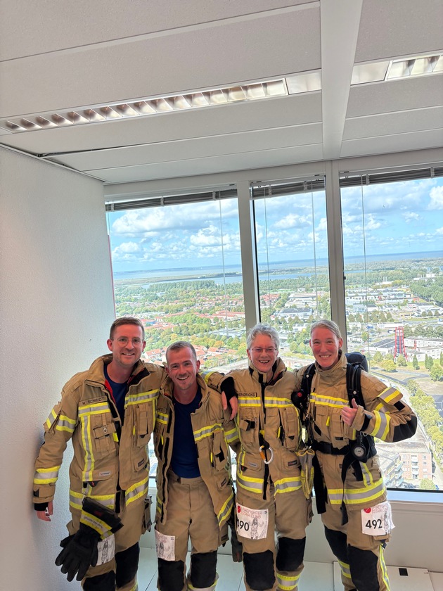 FW-KLE: Vier Klever Feuerwehrleute meistern den Firefighter Stair Climb