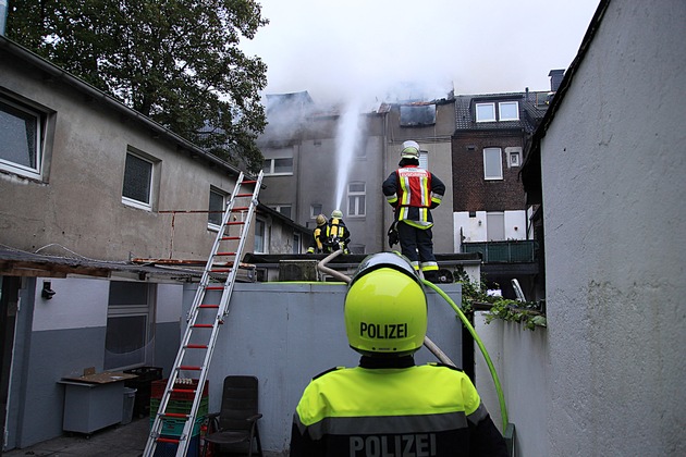 FW-E: Dachstuhlbrand in Wohn- und Geschäftshaus, keine Verletzten, Haus unbewohnbar