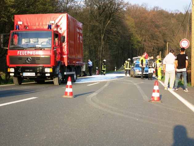 FW-AR: Voßwinkeler Feuerwehr nach Verkehrsunfall im Umweltschutzeinsatz