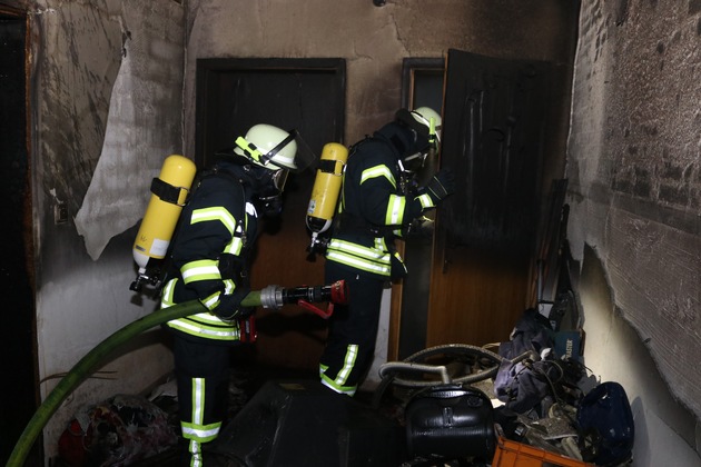 FW Lüchow-Dannenberg: Feuer in Dannenberg +++ Wohnung brennt komplett aus +++ zwei Personen bei Löschversuchen leicht verletzt