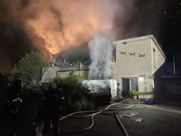 FW Bergheim: Feuerwehr rettet zwei Personen bei Gebäudebrand Werkstatt im Edgeschoss brannte aus - Zwei Personen kamen ins Krankenhaus