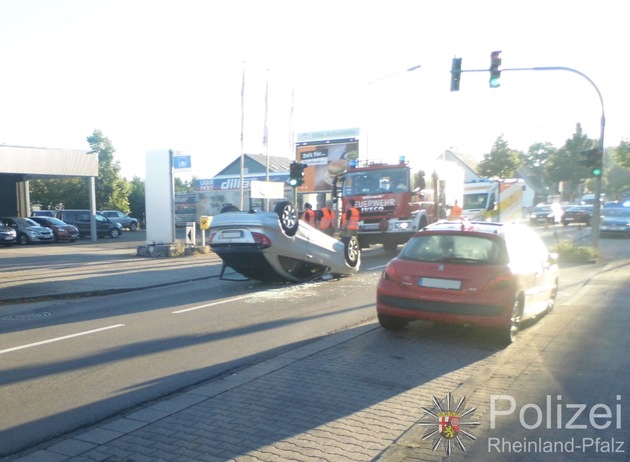 POL-PPWP: Unfall auf dem Einsiedlerhof: Mercedes landet nach Aufprall auf dem Dach