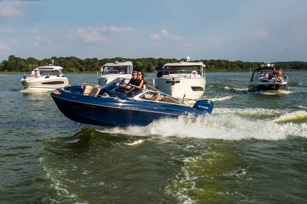 BOOT &amp; FUN Inwater zeigt Boote und Yachten im Sommer auf dem Wasser