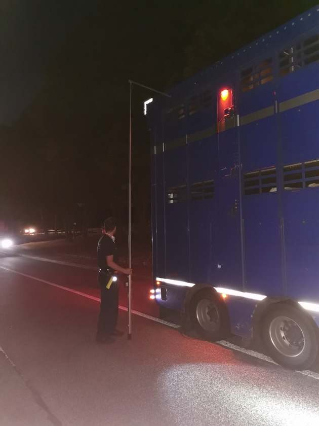 POL-VDKO: Sattelzug fast 70 % überladen und technische Mängel an anderen Fahrzeugen - Nachtkontrolle der Verkehrsdirektion Koblenz führte zu mehreren Fahrzeugstilllegungen