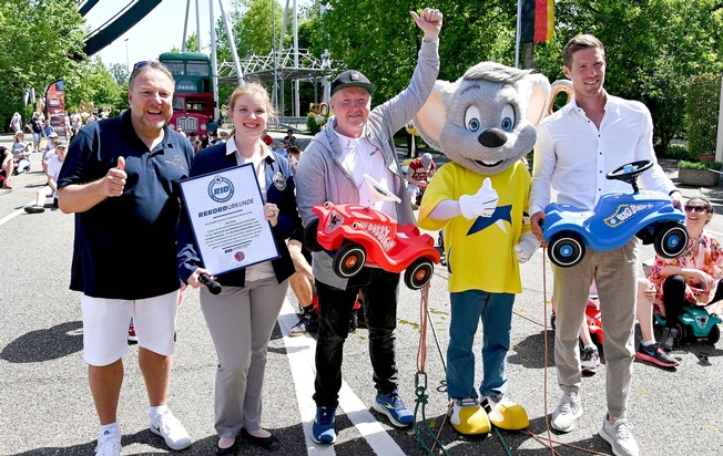 Erfolgreicher RID-Weltrekord zum 50. Geburtstag: Joey Kelly erzielt mit »BIG-Bobby-Car«-Fans neue Bestleistung im »Europa-Park Rust«