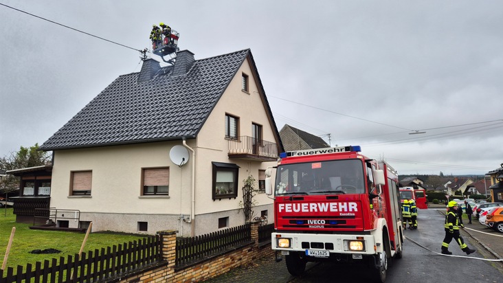 FW VG Westerburg: Gemeldeter Gebäudebrand in Halbs entpuppt sich als Kaminbrand