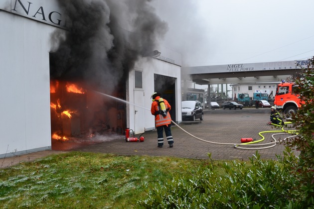 POL-HOL: Flammen schlagen aus Autogaswerkstatt   Großeinsatz der Rettungskräfte / 28-Jähriger leicht verletzt