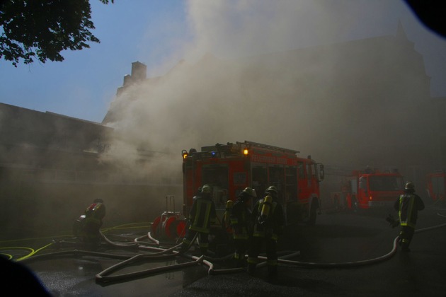 FW-E: Feuer in der Turnhalle des Carl-Humann-Gymnasiums in Essen-Steele