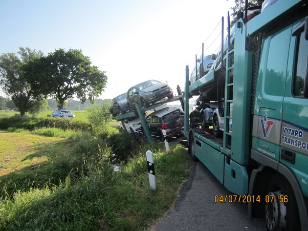 POL-CUX: Autotransporter kommt von schmaler Fahrbahn ab