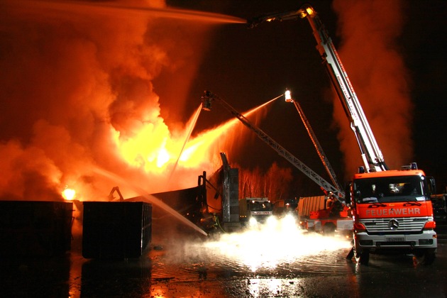 FW-E: Großbrand in Essener Recycling-Unternehmen, 80 Feuerwehrleute im Einsatz