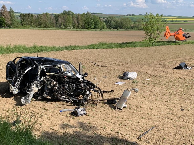 FW Borgentreich: Verkehrsunfall zwischen Natzungen und Schweckhausen. Eine schwer verletzte Person per Hubschrauber in das Klinikum Kassel verbracht.