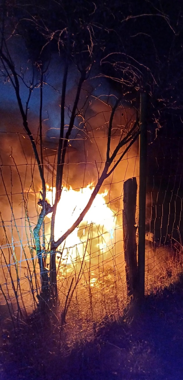 FW-EN: Brennender PKW in der Nacht Auf dem Schnee