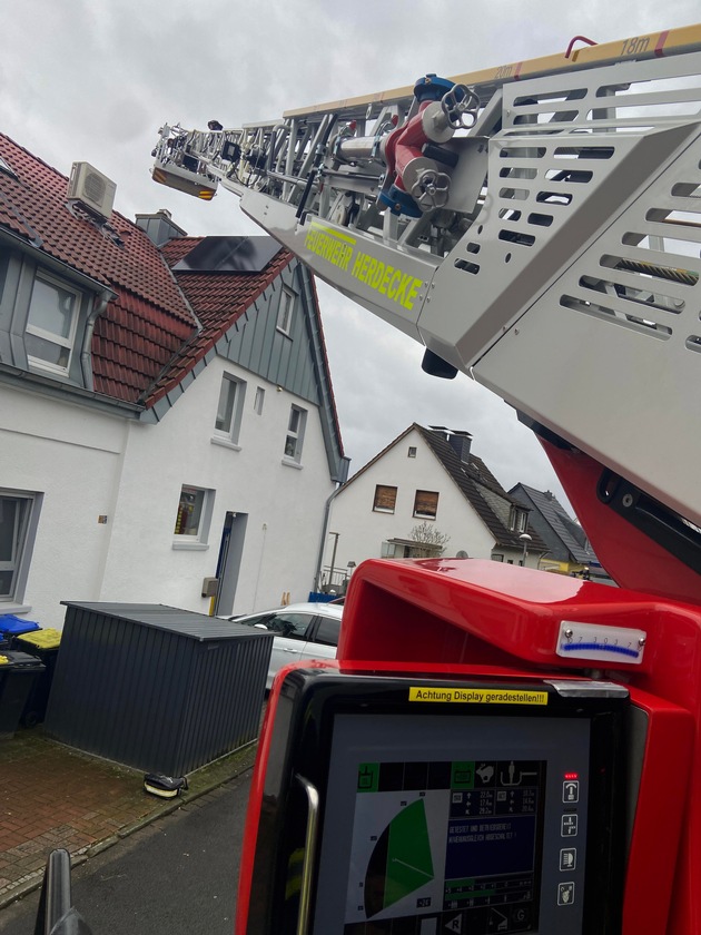 FW-EN: Kaminbrand in der Straße &quot;Im Lerchenfeld&quot; - Feuerwehr und Schornsteinfegemeister reinigten den Kamin über die Drehleiter
