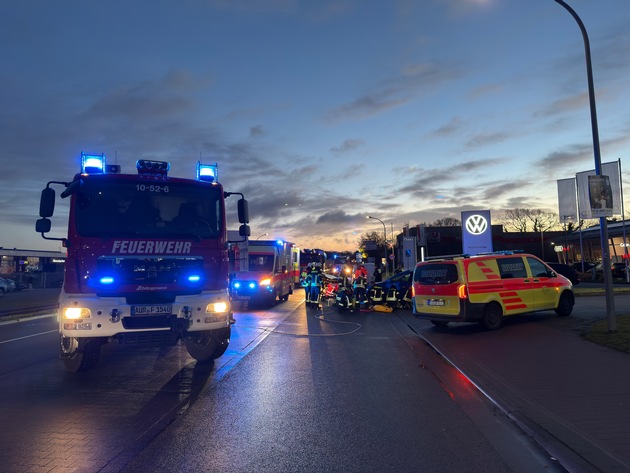 FW-AUR: Nach Kollision unter Fahrzeug eingeklemmt
