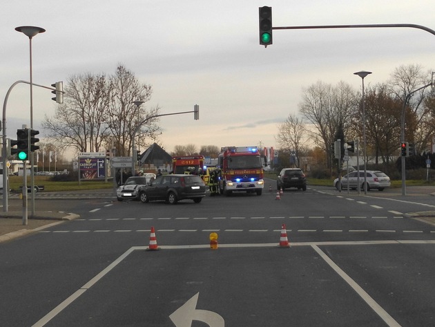 POL-WHV: Verkehrsunfall in Wilhelmshaven - vier Fahrzeuginsassen leichtverletzt, beide Fahrzeuge müssen abgeschleppt werden (2 FOTOS) - Ersthelfer haben vorbildlich reagiert!