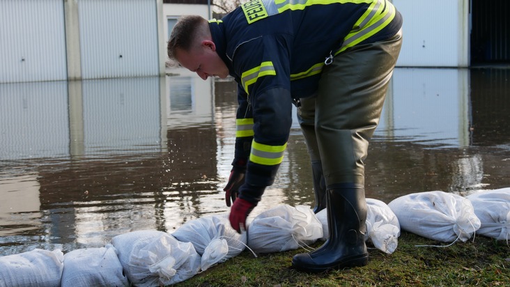 FW Celle: Hochwassereinsätze am 2. Weihnachtstag - 5. Lagemeldung! / Hund aus Überschwemmungsfläche gerettet.