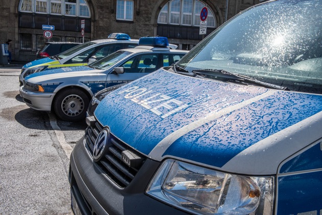 BPOL-HH: Herrenloser Rollkoffer sorgte für umfangreiche Einsatzmaßnahmen der Bundespolizei im Hamburger Hauptbahnhof - Spezialisten vom Entschärfungsdienst der Bundespolizei im Einsatz-