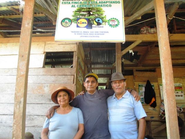 Faire Woche: Lidl überreicht 50.000 Euro an Fairtrade International / Lidl setzt sein Engagement für den Fairen Handel fort und unterstützt peruanische Kaffeebauern mit finanzieller Spende