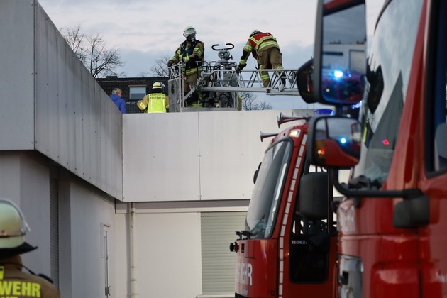 FW-KLE: Brand in einem Industriegebäude an der Thaerstraße