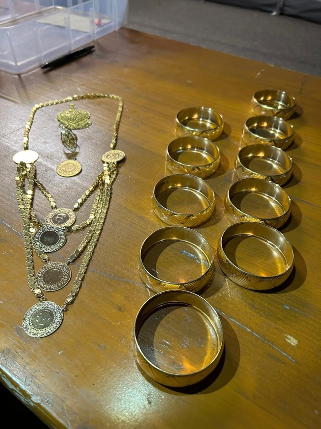 HZA-UL: Türkei-Urlauber schmuggeln massenweise Goldschmuck/Zollkontrollen zum Ferienende