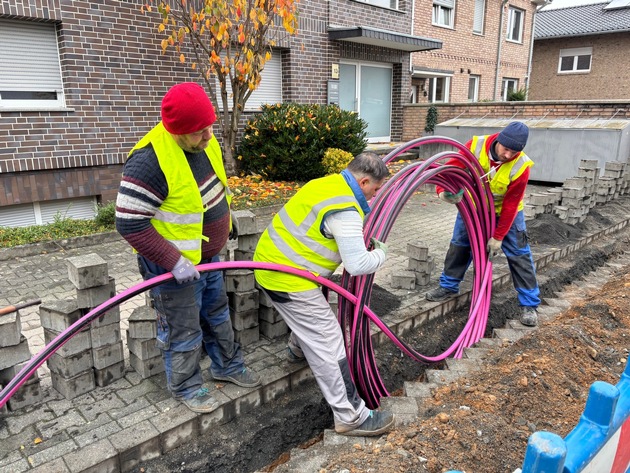 Niederkassel: Spatenstich für Glasfaserausbau in Mondorf